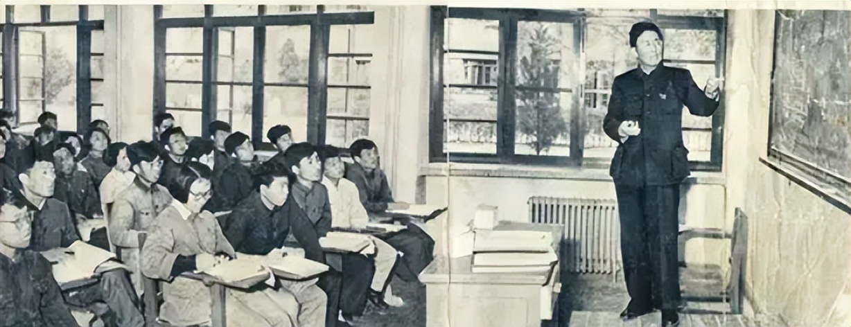 华罗庚仅初中文凭，身患残疾却成数学巨匠，去世前6小时仍在演讲