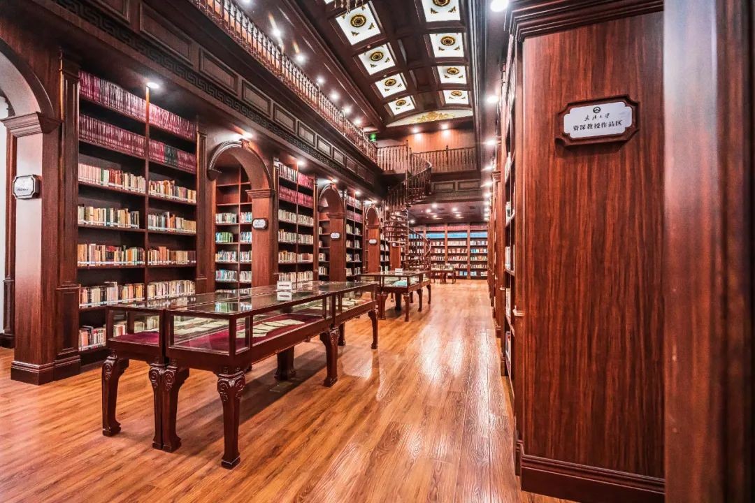 湖北“超美”大学：占地5195亩，宿舍6部电梯，坐拥26栋文物建筑和1000株樱花！