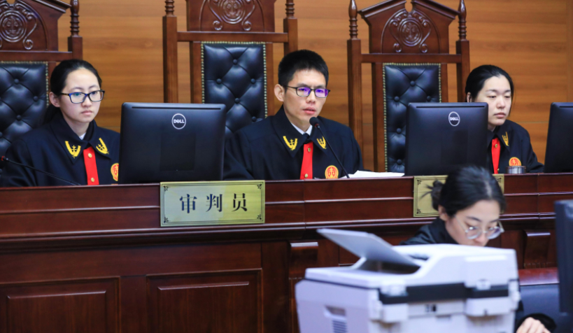 同样是法学毕业生，公务员和律师两者差距如天方夜谭，幸亏没选错