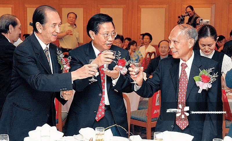 徐小凤曾经经历过两段感情,她曾在一次演唱会中和郑经翰相识相恋,两人