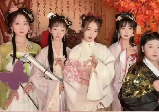 5个女大学生意外火了，全网获赞2000多万，00后会“唱戏”真厉害