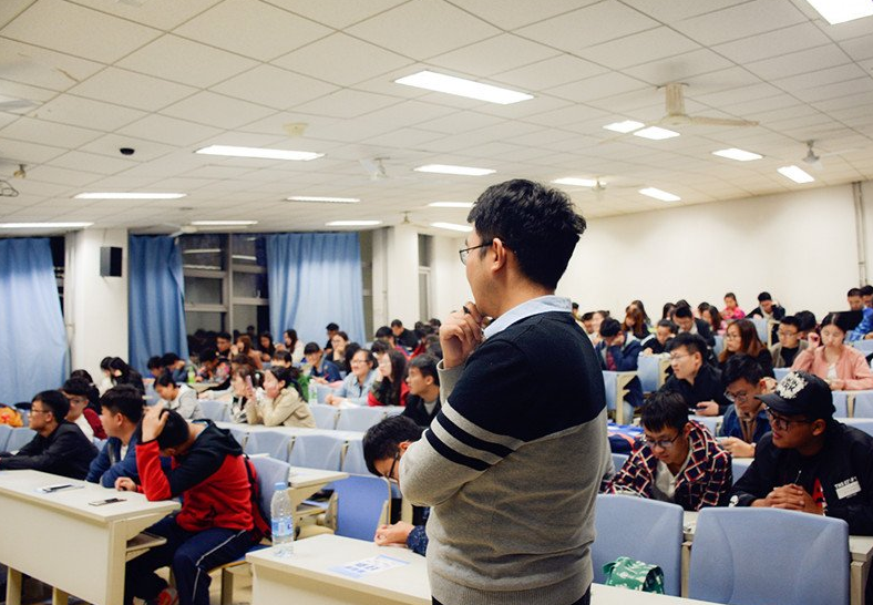 复旦大学“图书馆打卡”排行，第一名每年去1424次，学渣直言打扰