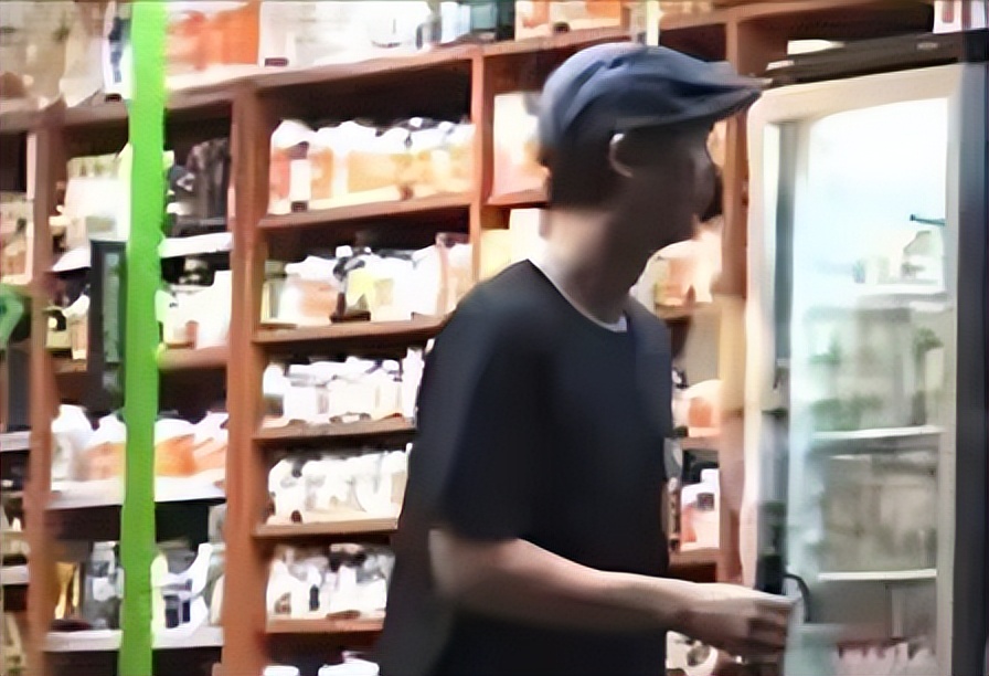 歌王许冠杰一家六口现身，混血妻子身材发福，双胞胎孙子似外国人