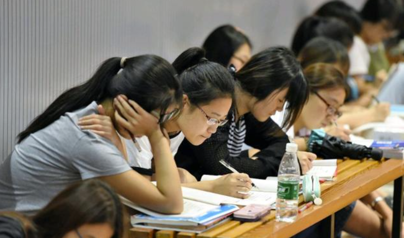 考研生被北京大学录取，晒录取通知书庆祝，却因“第一学历”被嘲