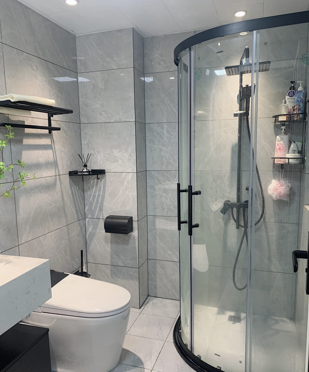 问题:不知道为啥,在国内装修的设计里,好像从来没有考虑过洗澡的衣服