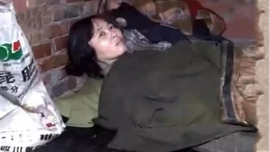 27年前，四川女大学生被拐，与55岁老汉住猪圈17年，获救时已疯癫