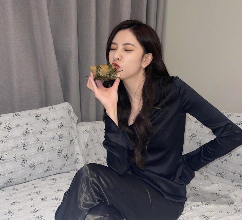 曾在JYP进出道组，后因膝盖受伤退出，参加内娱选秀圈粉无数