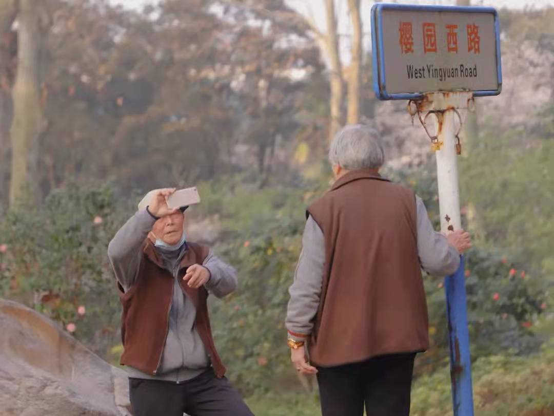 终得你，如春风拂面，今朝唯浪漫。