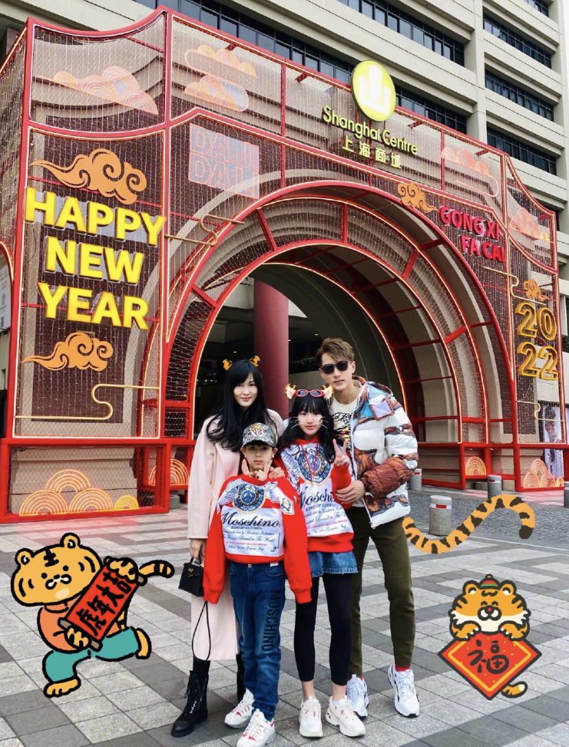 吴尊一家首次在中国过春节，夫妻庆祝相爱26周年，送花送吻超浪漫