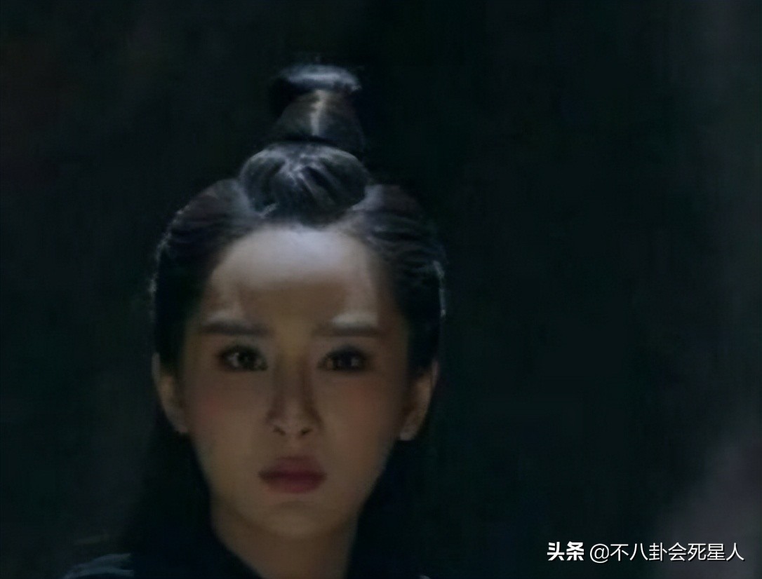 杨紫整容前后照片（坚持不承认整容的明星对比图）