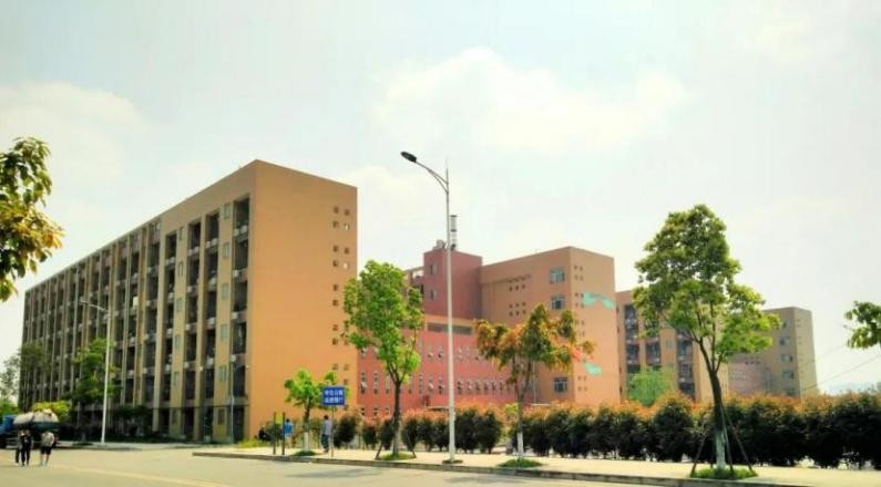 成都这所高校“火了”！食宿配置豪华，拥有绝美风光，学生幸福感爆棚！