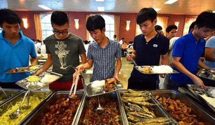 某大学掌握“财富密码”，在食堂播放《甄嬛传》，吸引众多学生