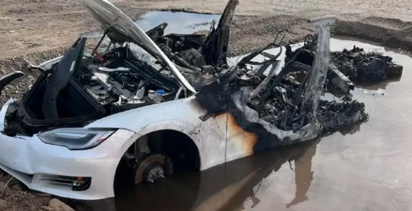 特斯拉Model Y在拆车厂内着火，之前发生过事故