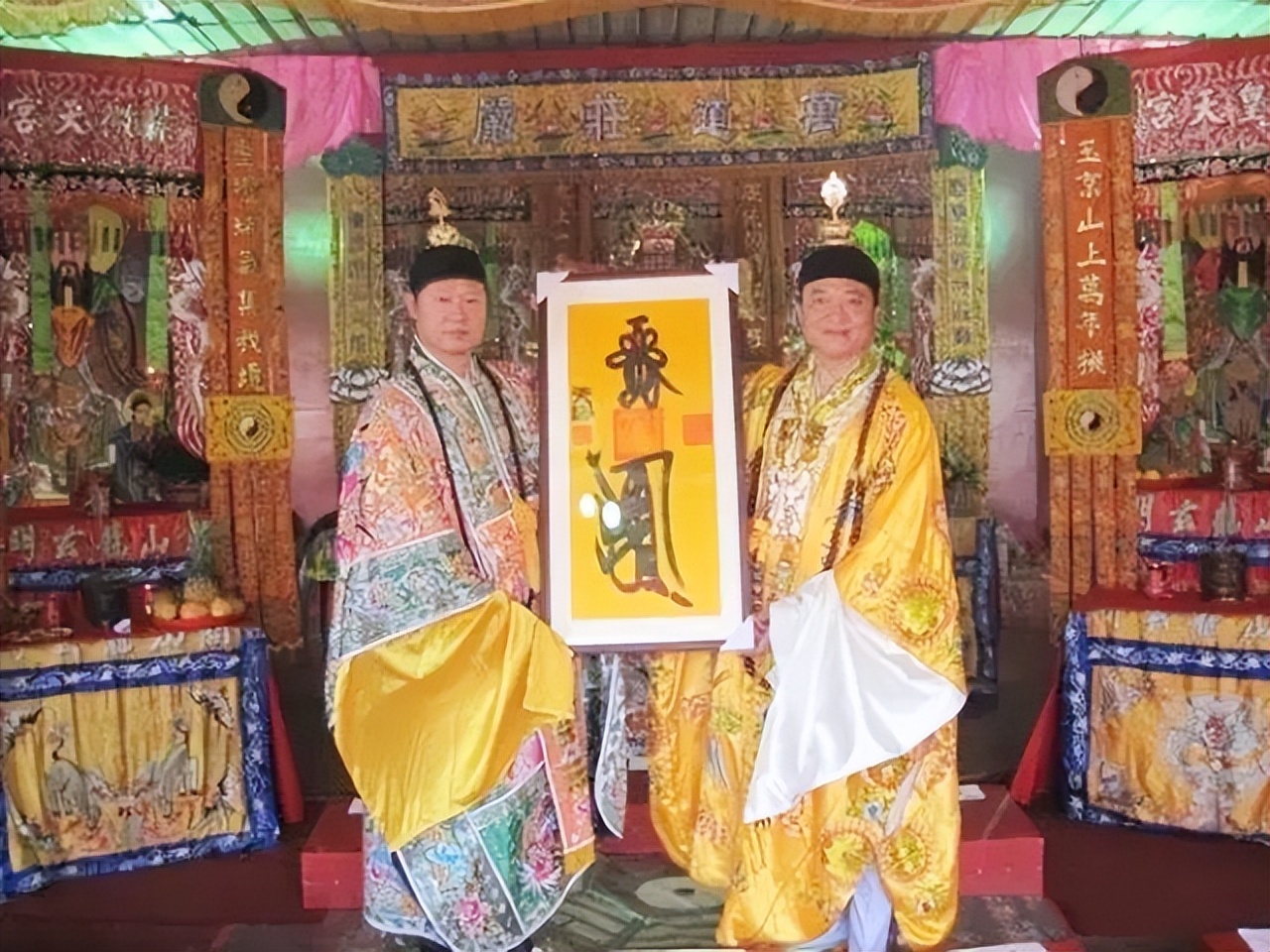 08年，陌生男子自称63代天师儿子，拿出信物证明宣称64代冒名顶替