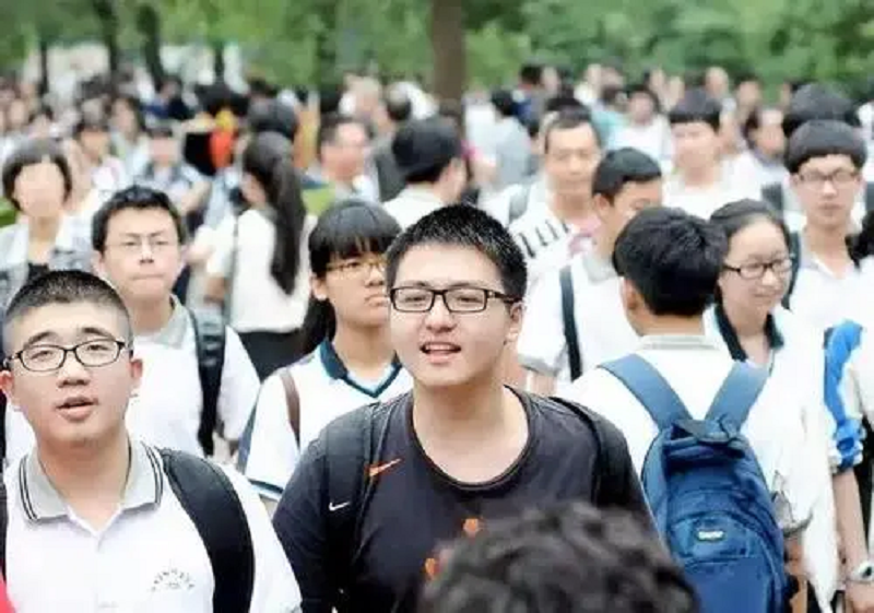 复旦高材生卧床啃老3年，对母亲拳打脚踢：我现在这样都是你害的