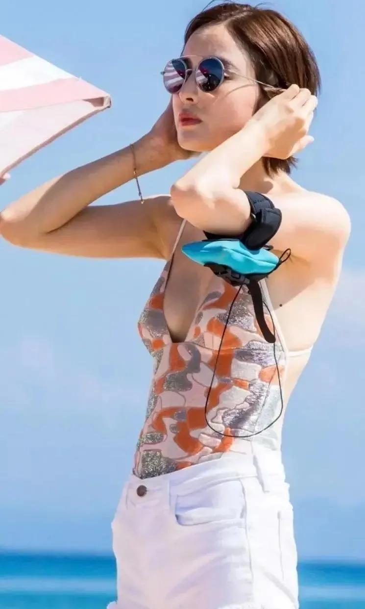 美女古力娜扎露背泳衣美照，趴在游艇上，皮肤白到发光