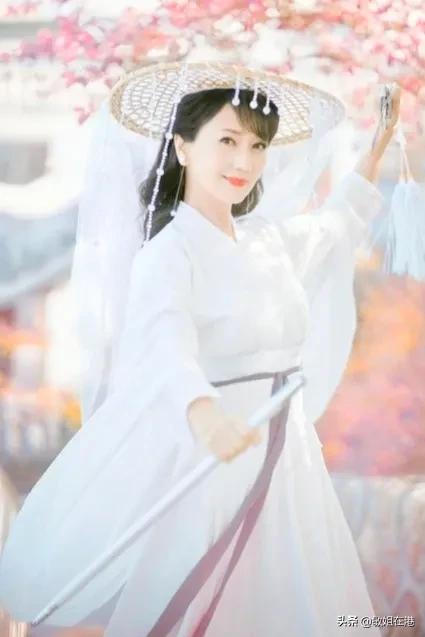 赵雅芝：不老女神笑容甜美，高贵大方，气质太迷人了