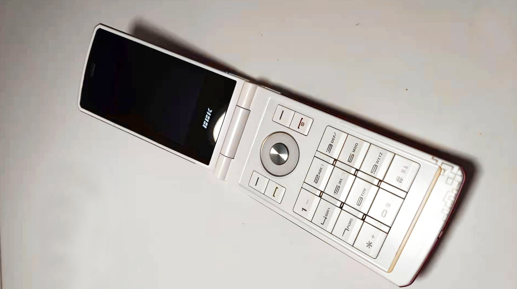 使用可拆卸外壳设计,这款老旧步步高翻盖机,当年专属听音乐工具