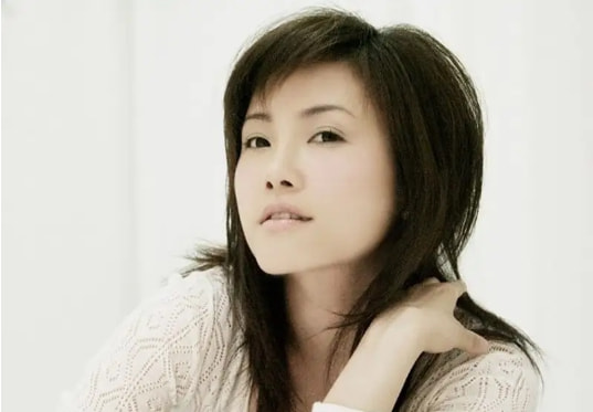 歌手戴娆：和谢东有过一段情，38岁嫁清华学霸，结婚12年无绯闻