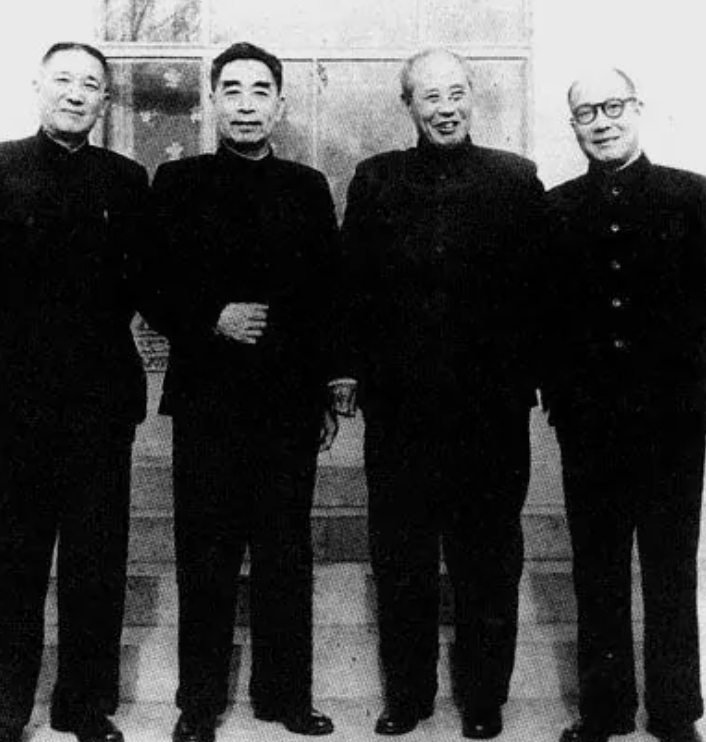 1975年蒋介石生命最后一天，蒋经国日记中记载：父亲问起张伯苓