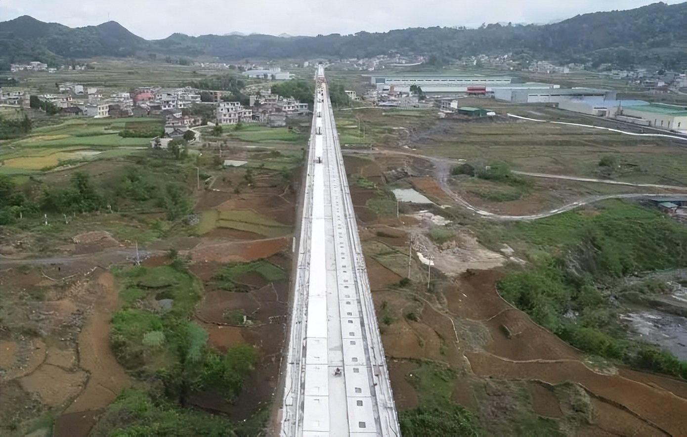 贵南高铁道床施工全面展开，预计2023年12月达到开通条件