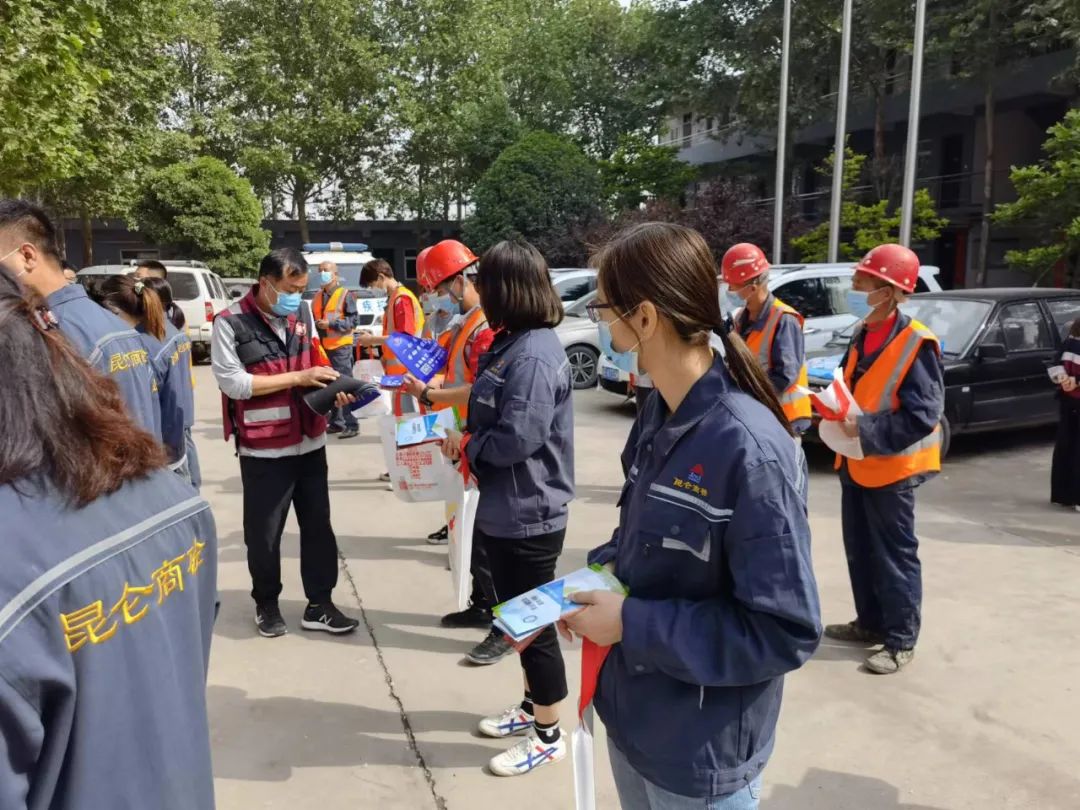 渭南市疾控中心开展《职业病防治法》宣传活动
