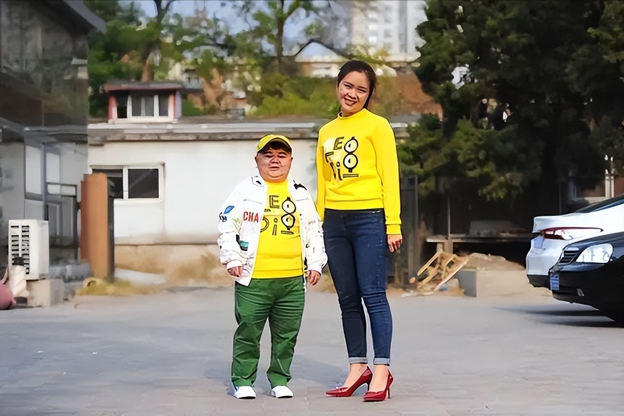 张荣的开挂人生！侏儒症患者二婚娶娇妻，如今一家五口幸福美满
