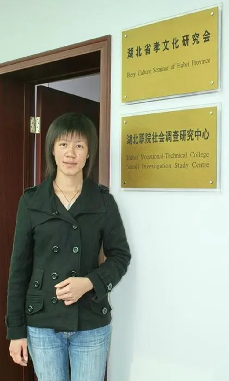 高考763分考上武大，背着瘫痪父亲上学的黄来女，后来怎么样了？