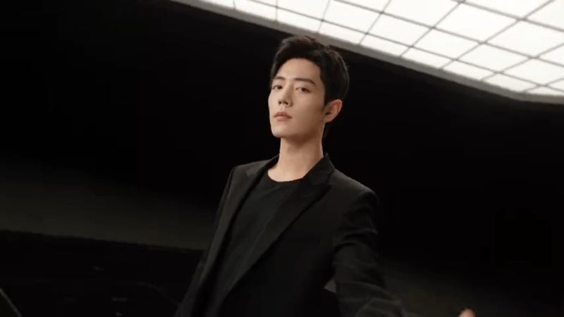 YSL代言人肖战真帅啊，简约黑色西装，俊逸潇洒姿态比夜色更迷人