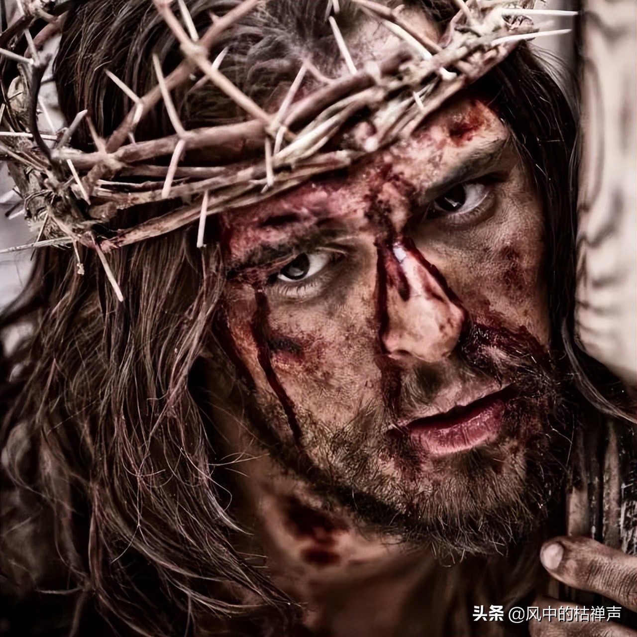 钛合金主体镶8000颗钻石，耗时1300小时，美国说唱歌手的钻石王冠