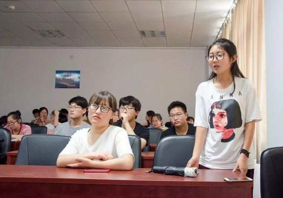 高校老教师打扮尽显雅致，年轻人自愧不如，家长却在线“泼冷水”