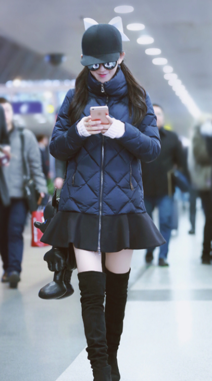 “谢娜”的衣品终于逆袭！穿牛油果绿棉服配运动裤，减龄如同18岁