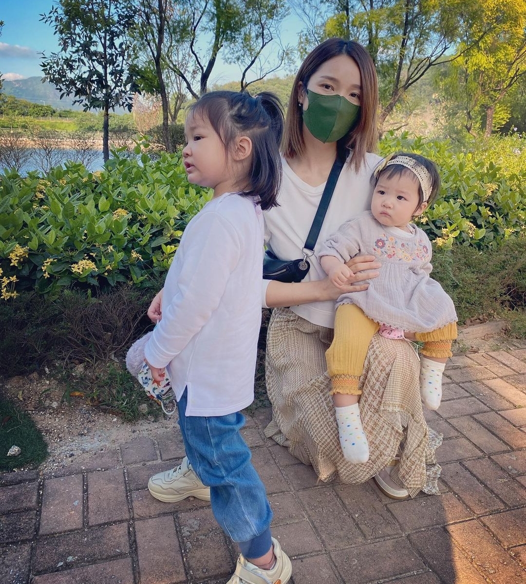 王祖蓝陪妻儿出游，李亚男牵手女儿秀超模身材，姐妹俩呆萌可爱
