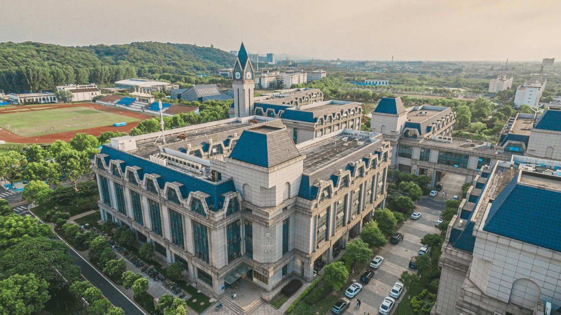 南京信息工程大学：就是原来的南京气象学院，特色专业不限于气象