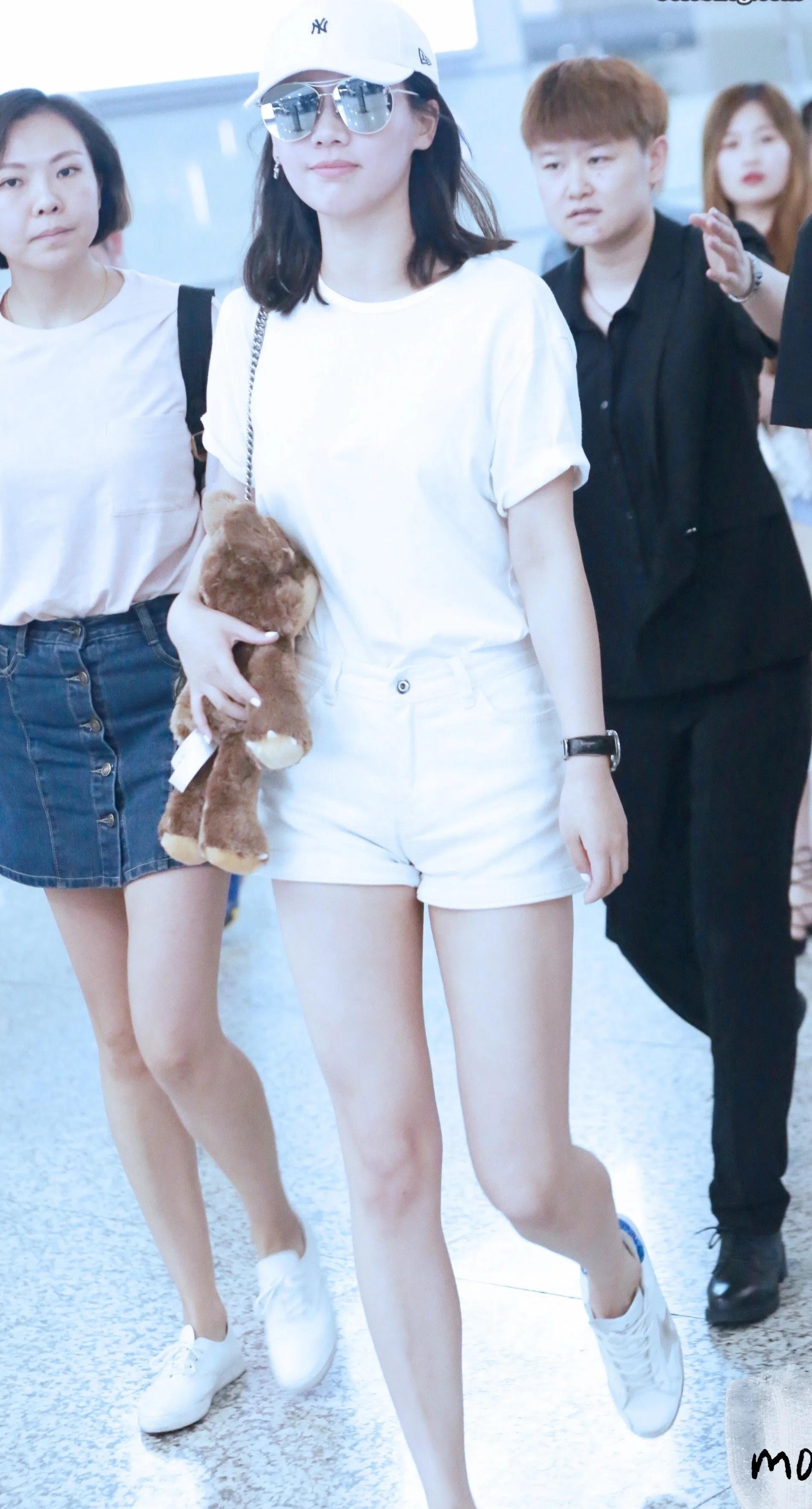 马思纯白色T恤，下穿白色短裤，脚踩小白鞋，清新甜美 