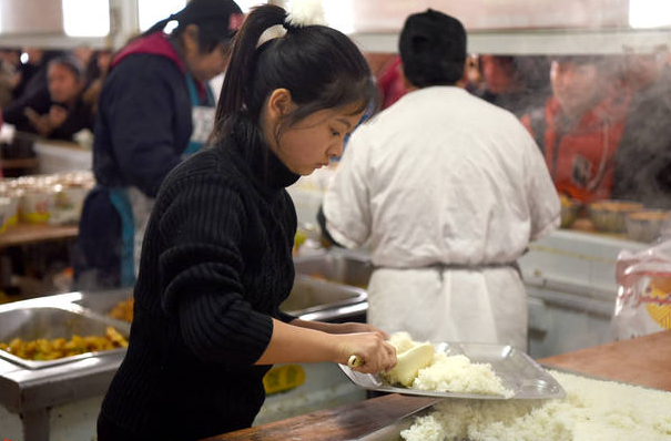 河北仨女大学生，因食堂饭菜不合胃口，竟租下档口自制配方卖米线