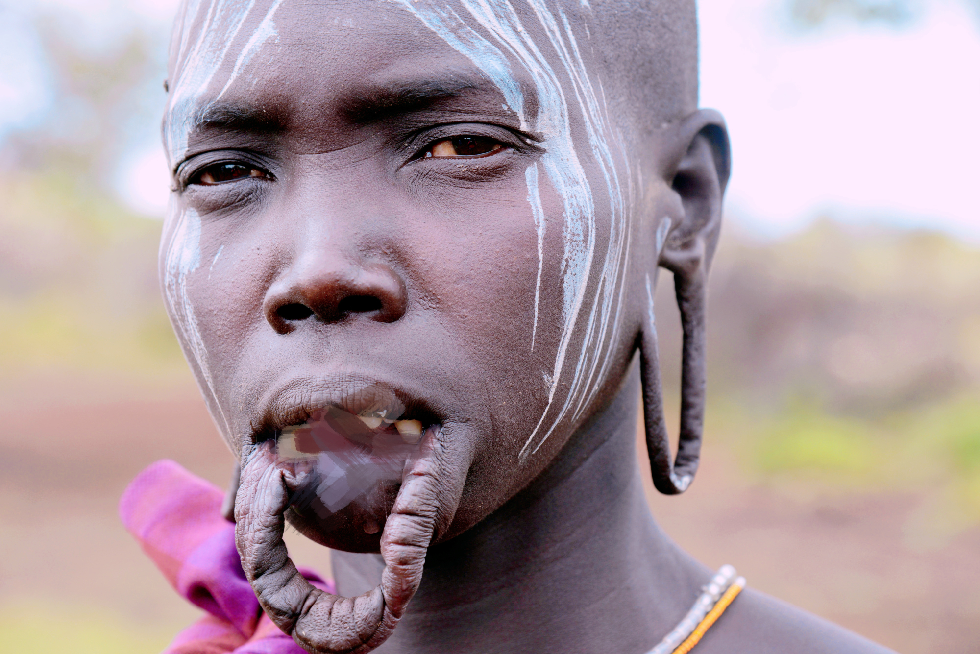 唇盘怎么弄的(女性以嘴大为美的部落)