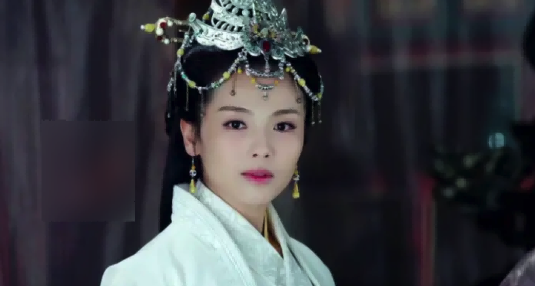 颜值不够别带“额饰”！13位女星造型PK，谁才撑得起倾国倾城