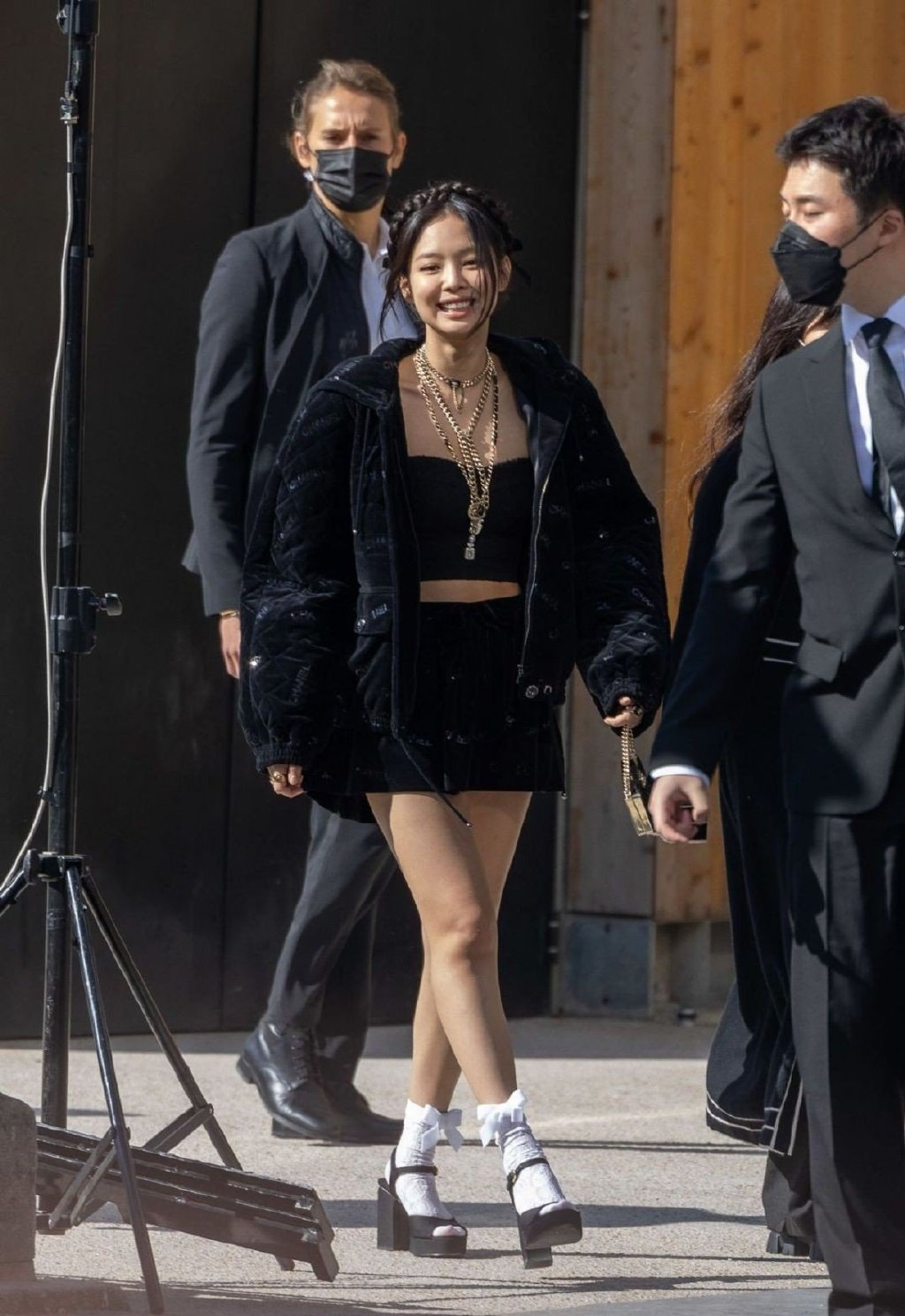 韩星出席时装周：泫雅男友辣眼，权志龙有“姨味”，朴宝剑头发油