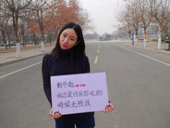 安徽一高校女生酒后搭讪走红，男生害羞低头不敢直视，现已成朋友