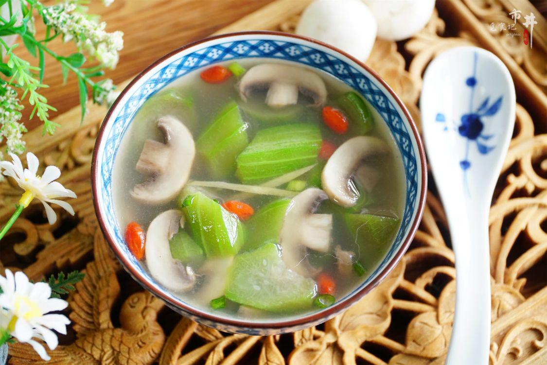 夏天，絲瓜和口蘑是絕配，煮湯喝好喝營養，很多人還不知道做法