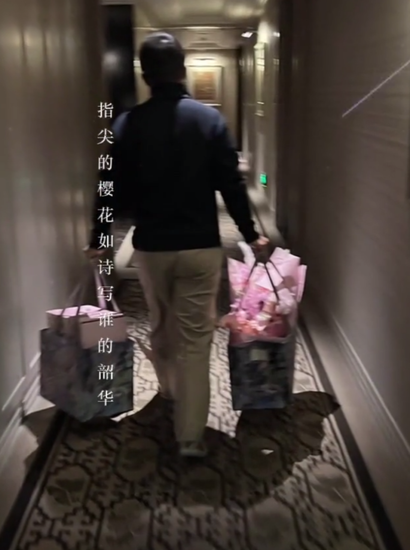 张萌与富豪老公过情人节，穿着泳衣长腿抢镜，男方送两大袋礼物