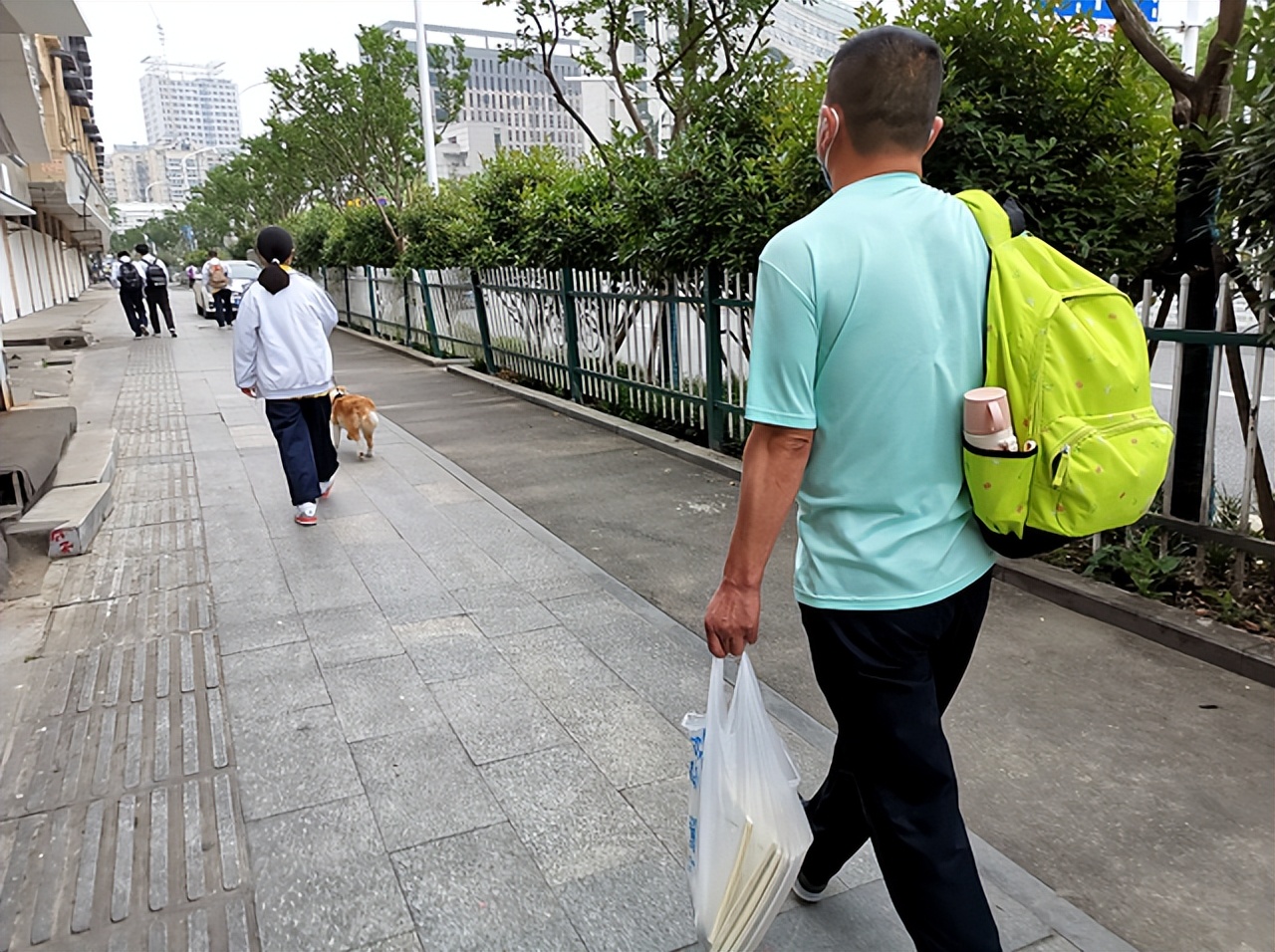 连呼吸都是错？高三家长得卑微不忍直视：到高考结束，熊猫变狗熊