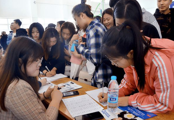 海归摇身变成“海草”，出国留学花费140万，归国后的工资只有4千