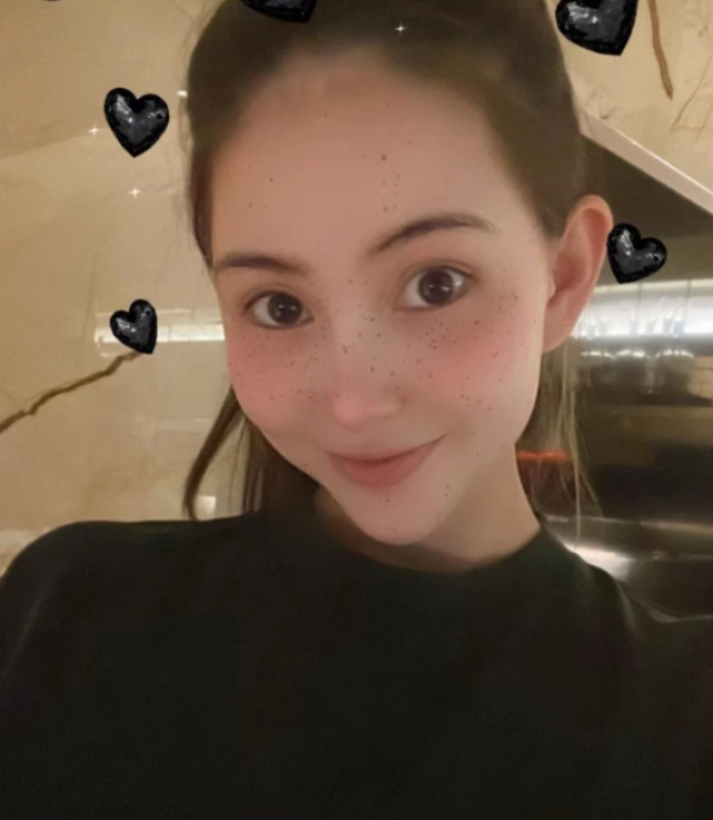 昆凌月子期间开心晒自拍，托腮卖萌少女感依旧，无名指大钻戒抢镜