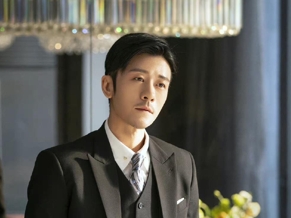 年轻时“平平无奇”，中年后魅力大增，这4位男演员越老越吃香