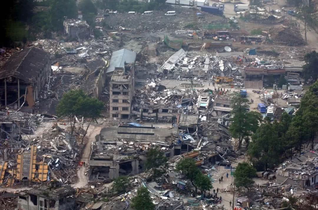 08年地震，吴家芳背亡妻回家感动无数国人，为何半年后却遭人辱骂