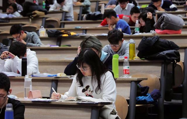 公务员考试不易，文科生却成“小能手”，这4个专业更能轻松上岸