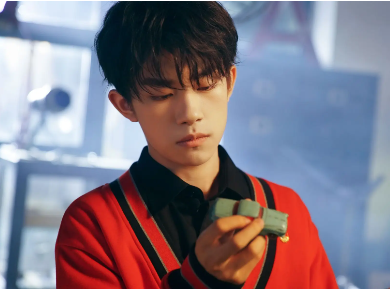 易烊千玺被曝利用明星特权，在中考时“违规操作”，校方紧急回应