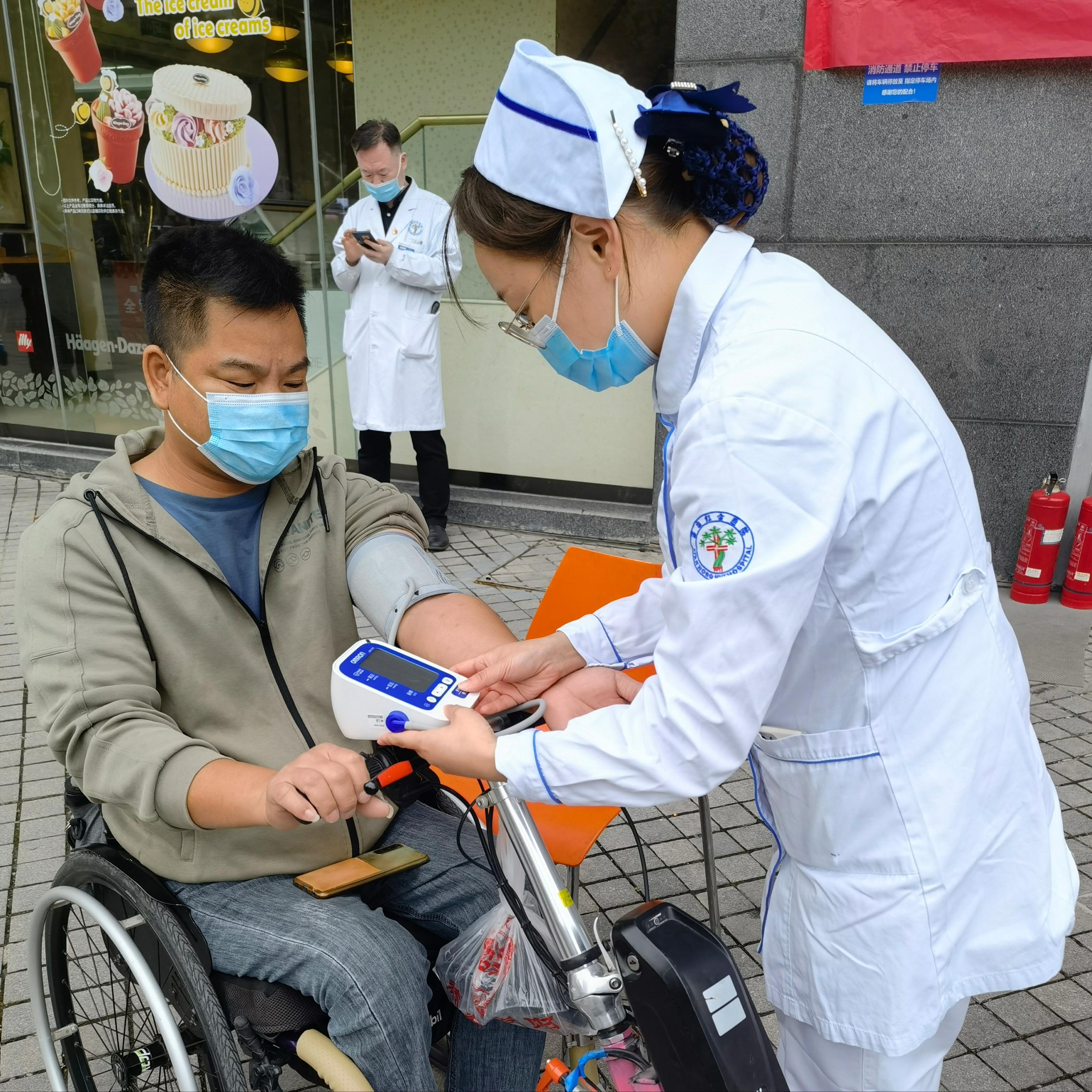 西安市红会医院开展“关爱残疾人 义诊送健康”主题义诊活动